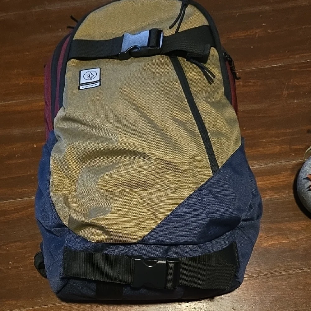 Volcom Multi-Tone Backpack (Bin18) - Picture 1 of 9